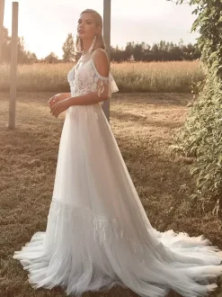 Boho Wedding Dress Lace Feathers A-Line With Train Natural Waist Zipper Short Sleeves V-Neck Ivory