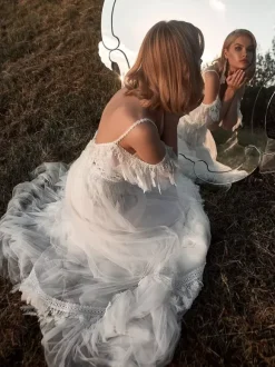 Boho Wedding Dress Lace Feathers A-Line With Train Natural Waist Zipper Short Sleeves V-Neck Ivory