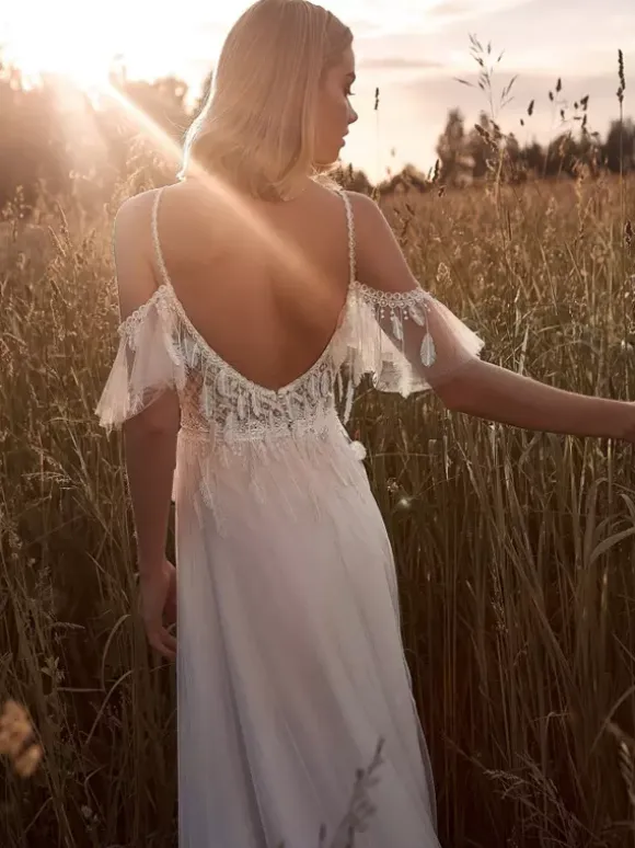 Boho Wedding Dress Lace Feathers A-Line With Train Natural Waist Zipper Short Sleeves V-Neck Ivory