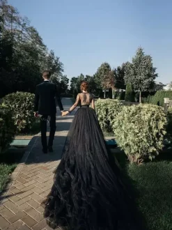 Gothic Black Wedding Dresses Tulle A-Line V-Neck Long Sleeves Backless Lace Royal Train Bridal Gown Free Customization