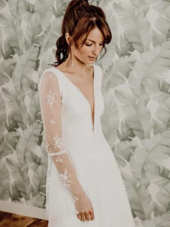Short Wedding Dress Short V-Neck Long Sleeves A-Line Natural Waist Lace Bridal Dresses