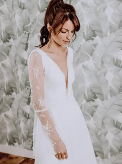 Short Wedding Dress Short V-Neck Long Sleeves A-Line Natural Waist Lace Bridal Dresses