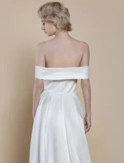 Simple Wedding Dress Ball Gown Designed Neckline Sleeveless Pearls 20cm Bridal Gowns