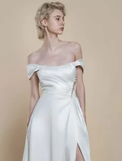Simple Wedding Dress Ball Gown Designed Neckline Sleeveless Pearls 20cm Bridal Gowns