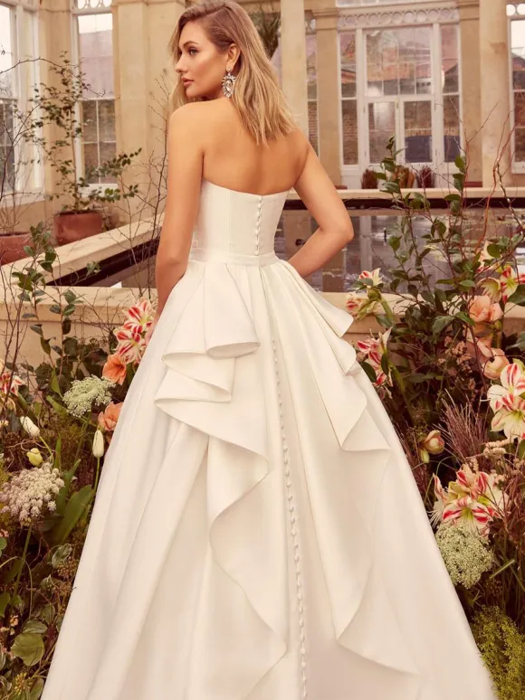 Simple Wedding Dress Satin Fabric Strapless Sleeveless Pleated A-Line Bridal Gowns