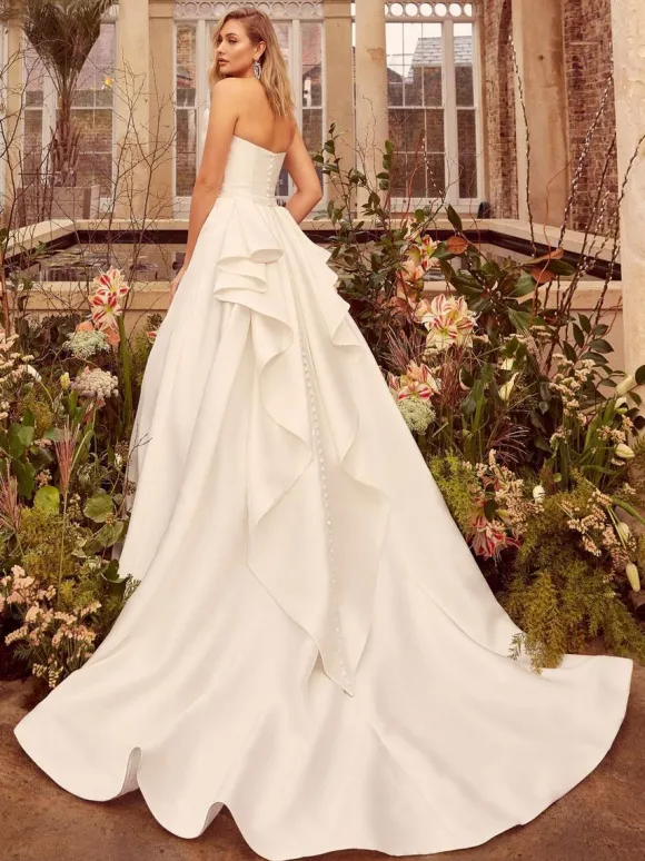 Simple Wedding Dress Satin Fabric Strapless Sleeveless Pleated A-Line Bridal Gowns
