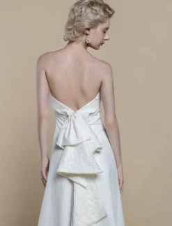 Simple Wedding Dress Stretch Crepe Designed Neckline Sleeveless Lace Ball Gown 20cm Bridal Gowns