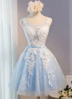 Tulle Homecoming Dress 2026 Lace Applique Prom Dress Baby Blue Sash Backless A Line Knee Length Party Dress Free Customization