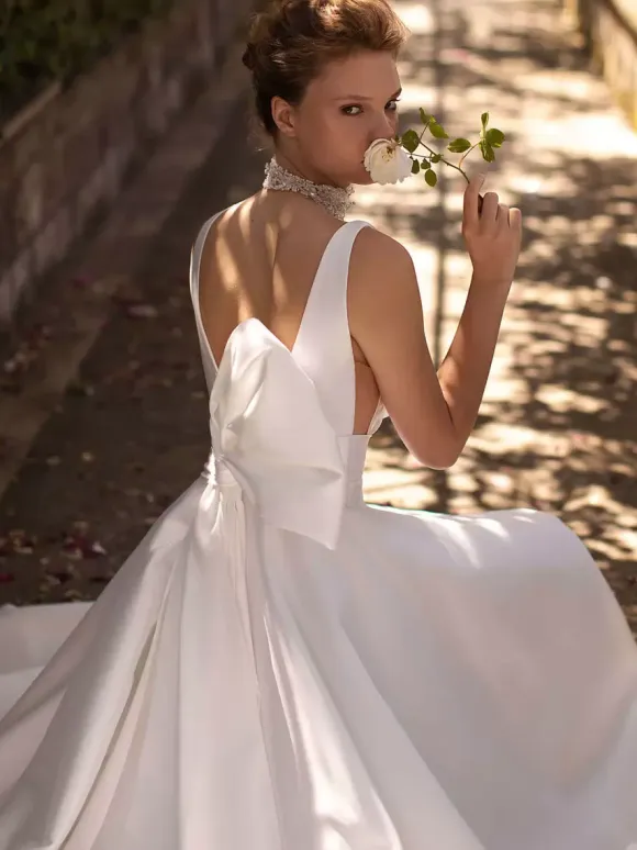 Vintage Wedding Dress V-Neck Sleeveless Natural Waist Satin Fabric With Train Bows Bridal Gowns