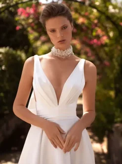 Vintage Wedding Dress V-Neck Sleeveless Natural Waist Satin Fabric With Train Bows Bridal Gowns