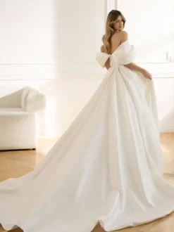 Vintage Wedding Dresses Strapless Sleeveless Natural Waist Satin Fabric With Train Pockets Bridal Dress