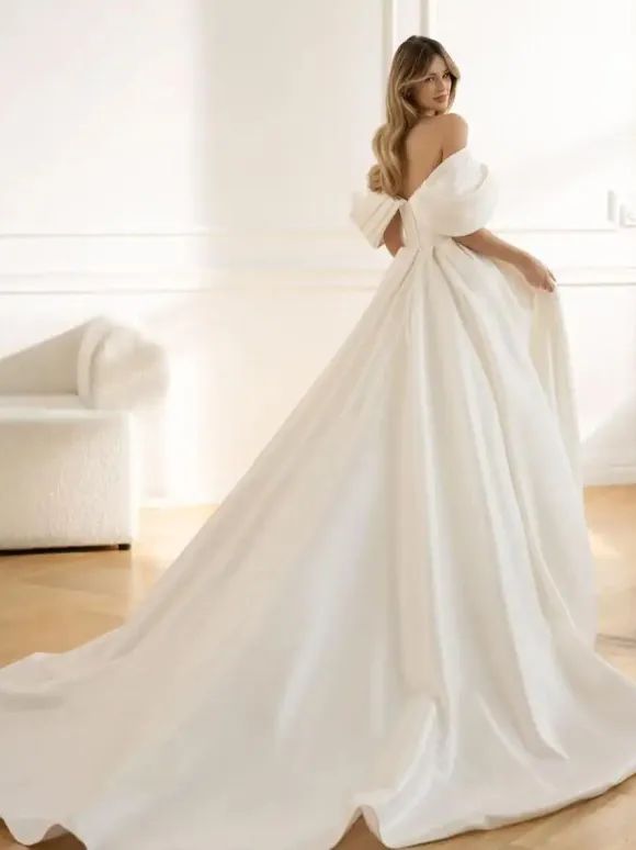 Vintage Wedding Dresses Strapless Sleeveless Natural Waist Satin Fabric With Train Pockets Bridal Dress