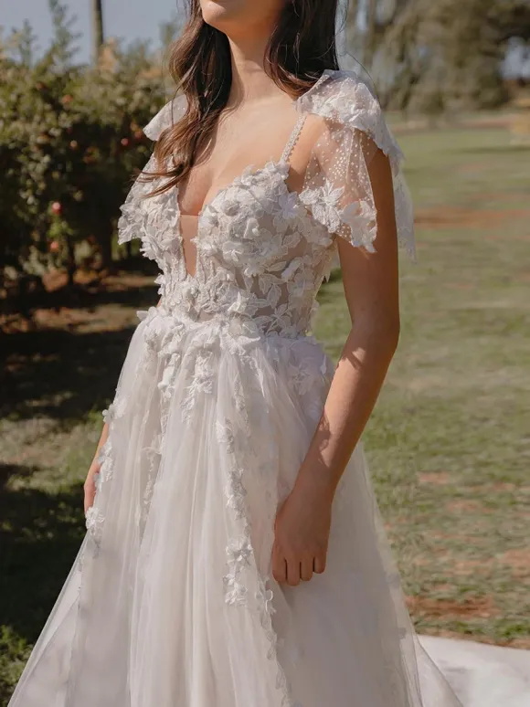 Wedding Dress Court Train A-Line Sleeveless Lace V-Neck Bridal Gowns