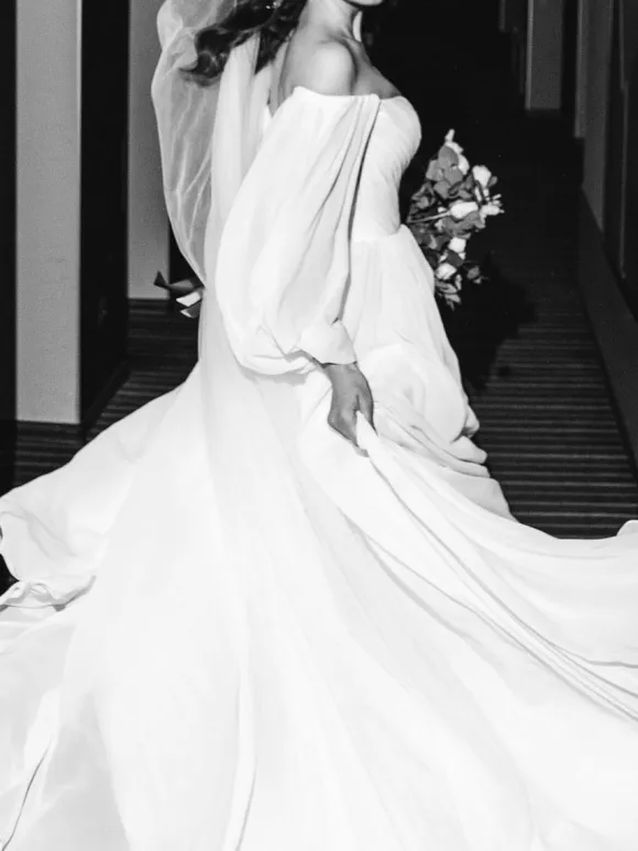 White Simple Causal Wedding Dress With Train A-Line Bateau Neck Long Sleeves Backless Zipper Chiffon Bridal Dresses Free Customization