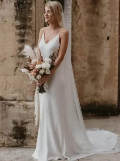 White Simple Causal Wedding Dress With Train Sheath V-Neck Spaghetti Straps Sleeveless Backless Bridal Dresses Free Customization
