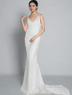 White Simple Causal Wedding Dress With Train Sheath V-Neck Spaghetti Straps Sleeveless Backless Bridal Dresses Free Customization