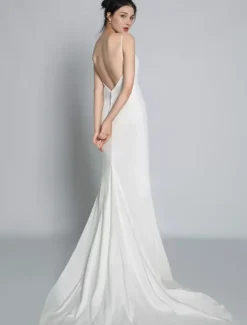 White Simple Causal Wedding Dress With Train Sheath V-Neck Spaghetti Straps Sleeveless Backless Bridal Dresses Free Customization