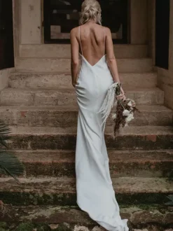 White Simple Causal Wedding Dress With Train Sheath V-Neck Spaghetti Straps Sleeveless Backless Bridal Dresses Free Customization
